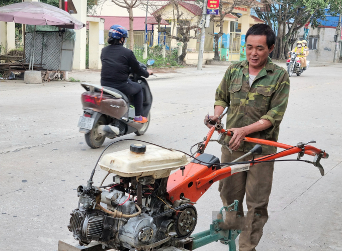 07384336hinh_anh_7-073843.jpg Từ động cơ những chiếc xe máy hỏng, ông Dung đã chế tạo ra hàng loạt loại máy nông nghiệp rất tiện dụng, giá rẻ cho bà con. Ảnh: Trần Toản.