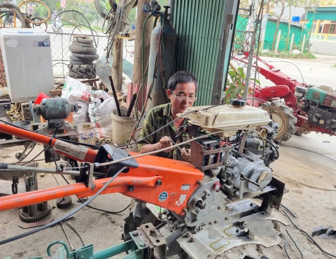 07384663hinh_anh_6-073846.jpg Ông Dung đang lắp ráp chiếc máy cày đa năng từ những bộ phận bỏ đi của động cơ xe máy. Ảnh: Trần Toản.