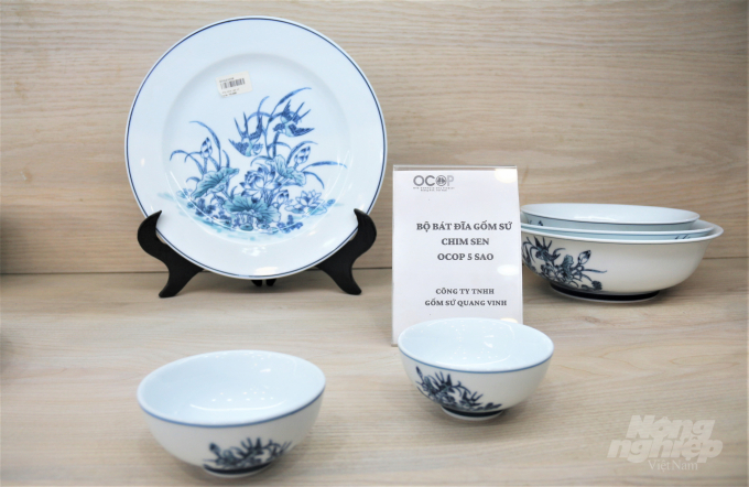 Bộ bát đĩa gốm sứ chim sen được chấm 5 sao OCOP. Ảnh: Phạm Hiếu.