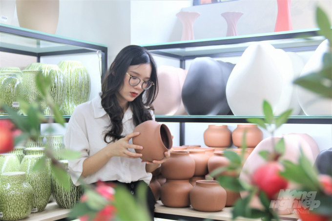 Làm nghề gốm phải có sự tinh hoa, muốn làm nghề gốm giỏi phải có tri thức. Ảnh: Phạm Hiếu.