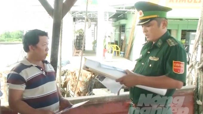 Ngư dân được tư vấn pháp luật về khai thác thủy sản bất hợp pháp. Ảnh: Trọng Linh.