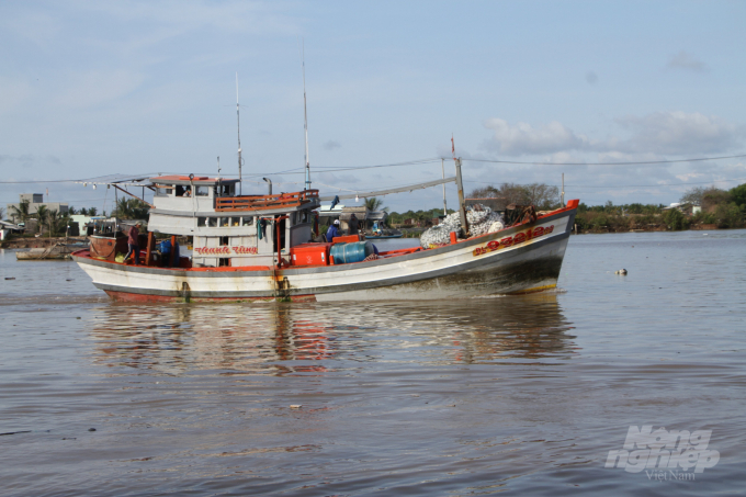 watermark_cang-gh-1630_20220606_446.jpg Nhiều tàu cá có hiện tượng gỡ, tháo thiết bị VMS trên tàu này lắp sang tàu khác để tránh sự theo dõi, giám sát của lực lượng chức năng, có động cơ thực hiện hành vi khai thác IUU. Ảnh: Trọng Linh.