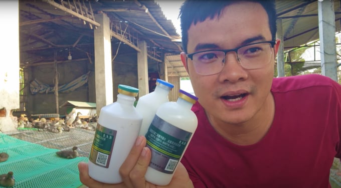 anh-chup-man-hinh-2022-05-22-luc-142904-1033_20220611_265.jpeg Tùng - một đối tượng cung cấp và nhận tiêm dịch vụ các loại vacxin nhập lậu phòng bệnh Tembusu, E.coli - bại huyết, rụt mỏ vịt... tại các trang trại chăn nuôi gia cầm được nhắc tới trong loạt bài điều tra Tràn lan vacxin, thuốc thú y lậu. Ảnh: Minh Phúc.