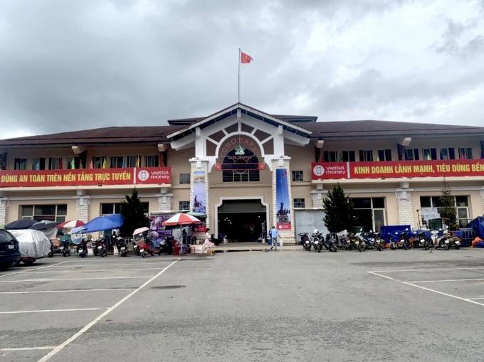 chosapa-1448_20220609_641.jpg Chợ Sa Pa đã đi vào hoạt động từ lâu nhưng vẫn chưa giải quyết dứt điểm quyền lợi người dân bị thu hồi đất. Ảnh: H.Đ