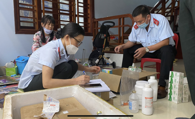 z3438737110871_7db574fc2e83b4e39e86155a9be767a2-1053_20220611_1000.jpg Lực lượng chức năng thu giữ nhiều sản phẩm vacxin vi phạm tại cửa hàng kinh doanh thuốc thú y Xuân Hoà, huyện Ứng Hoà, Hà Nội từ điều tra của Báo Nông nghiệp Việt Nam. Ảnh: Minh Phúc.