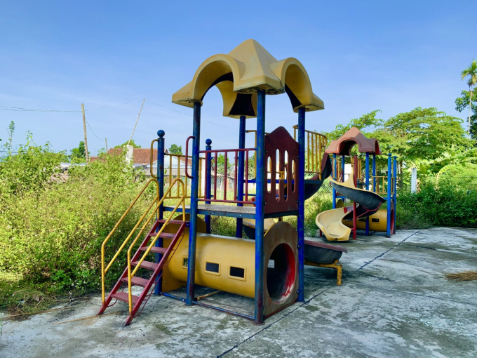 3-0005_20220614_715.jpg Các thiết bị phục vụ cho hoạt động vui chơi để ngoài trời không sử dụng sau 1 thời gian đã bạc màu. Ảnh: L.K.
