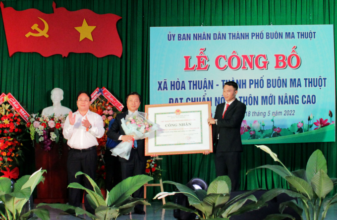 ht-2-1-1423_20220518_912.jpg Đại diện chính quyền xã Hòa Thuận nhận quyết định công nhận nông thôn mới nâng cao. Ảnh: Quang Yên.
