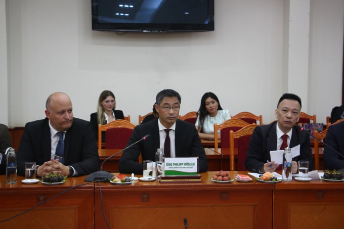 Dr. Philipp Rosler (middle), Vietnam's first Honorary Consul in Switzerland. Photo: Linh Linh.
