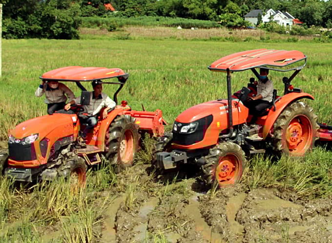 6-1402_20220628_843.jpg Tỷ lệ làm đất bằng máy trên địa bàn tỉnh Vĩnh Phúc chiếm trên 95% tổng diện tích; hơn 70% diện tích lúa được thu hoạch bằng máy. Ảnh: Bích Phượng.