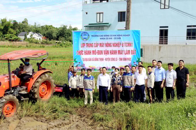 6a-1358_20220628_921.jpg Nhiều cơ chế, chính sách hỗ trợ của tỉnh Vĩnh Phúc dành cho đào tạo, thu hút lao độngchất lượng cao vào làm việc trong lĩnh vực nông nghiệp. Ảnh: Bích Phượng.