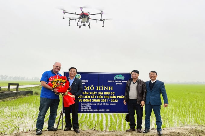Công ty Thương mại Quảng Trị hợp tác với đối tác nước ngoài hướng tới chiến lược liên kết sản xuất, xuất khẩu lúa gạo hữu cơ trên cánh đồng lớn. Ảnh: Công Điền.