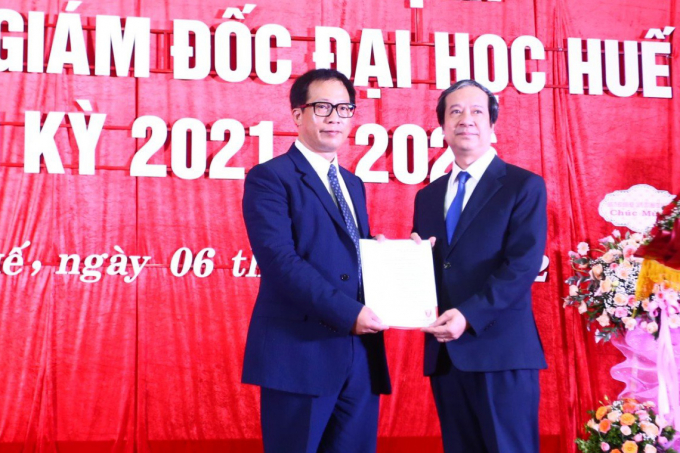 z3545689979999_bd129236364b8b7f5096f83f0d9f235a-1703_20220706_614.jpg Bộ trưởng Bộ Giáo dục và Đào tạo Nguyễn Kim Sơn trao quyết định công nhận Giám đốc Đại học Huế nhiệm kỳ 2021-2026 cho PGS.TS Lê Anh Phương.