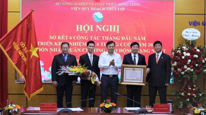 Viện Quy hoạch Thủy lợi nhận Huân chương Lao động hạng Nhất của Chủ tịch nước. Ảnh: Phạm Hiếu.