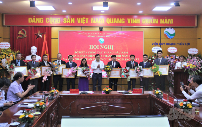 watermark_img_0017-1733_20220707_241.jpg Cá nhân và tập thể Viện Quy hoạch Thủy lợi nhận bằng khen của Thủ tướng Chính phủ. Ảnh: Phạm Hiếu.