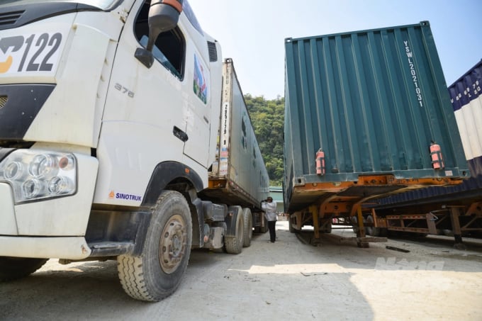loi-ich-nhom-trong-xuat-khau-nong-san-lang-son-len-tieng-1400_20220713_821.jpeg Nhân viên thực hiện khâu cắt container tại bến xe Tân Thanh, phía Trung Quốc yêu cầu phải dùng tài xế chuyên trách chở hàng qua biên giới. Ảnh: Tùng Đinh.