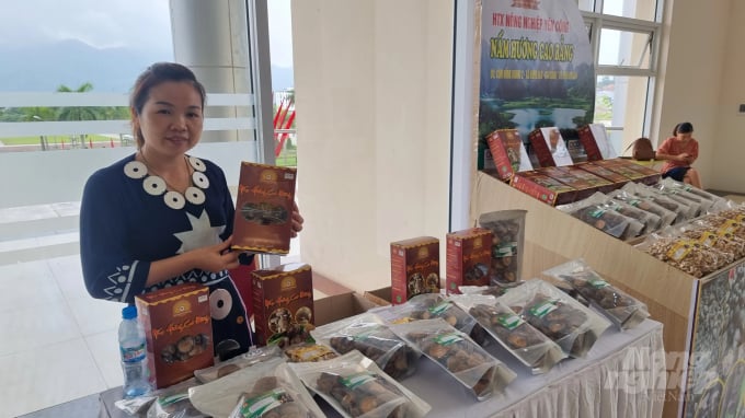 Chị Tạ Thị Thu Yên, Giám đốc HTX Nông nghiệp Yên Công quảng bá sản phẩm nấm hương. Ảnh: Công Hải.