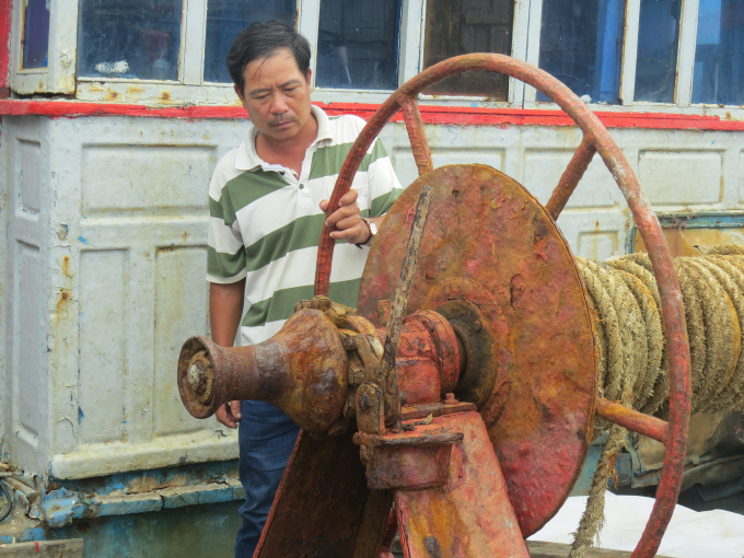 Anh mạnh kiểm tra thiết bị hoen rỉ. Ảnh: Thanh Kỳ.