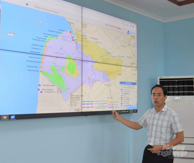 Ông Tô Văn Thanh, Chủ tịch Công ty TNHH MTV Khai thác Thủy lợi Dầu Tiếng - Phước Hòa, đang báo cáo với đoàn gia sát chuyên đề của Quốc hội về vùng hưởng lợi của dự án thủy lợi Cái Lớn - Cái Bé. Ảnh: Trung Chánh.
