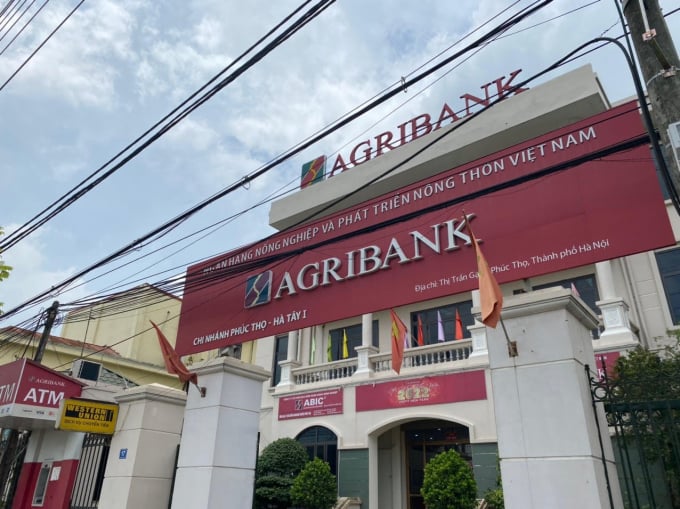 agr-1310_20220721_239.jpg Công an đã thu giữ hình ảnh tại ngân hàng Agribank chi nhánh Phúc Thọ nơi ông Sự đưa tiền cho bà Hạ.