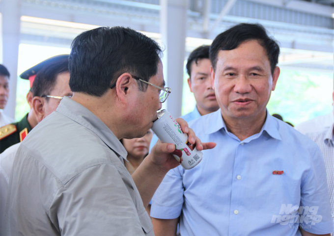 Thủ tướng Phạm Minh Chính thưởng thức sản phẩm chế biến của Doveco. Ảnh: Phạm Hiếu.