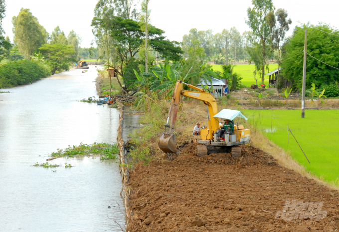 watermark_anh-1-1354_20220720_991.jpg Lúa thu đông ở ĐBSCL thường canh tác trong điều kiện thời tiết bất lợi như mưa bão, lũ lụt. Để đảm bảo thắng lợi vụ lúa này cần có hệ thống thủy lợi tốt. Ảnh: Lê Hoàng Vũ.