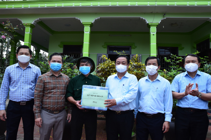 Bộ trưởng Bộ NN-PTNT Lê Minh Hoan (thứ 3 từ phải sang) thăm mô hình HTX Phong Thu và tặng quà cho ông Nguyễn Văn Lịch. Ảnh: Hoàng Anh.