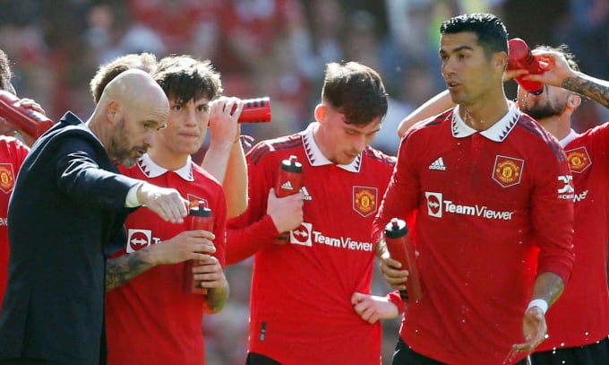 Erik Ten Hag trao đổi với Ronaldo sau trận giao hữu của Man Utd.