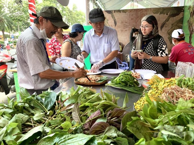 Ông Nguyễn Phụng Hoàng - Công ty Mắm Bà Giáo khỏe 55555 (trái) - tại Ngày hội mắm ở Châu Đốc. Ảnh: ĐK.
