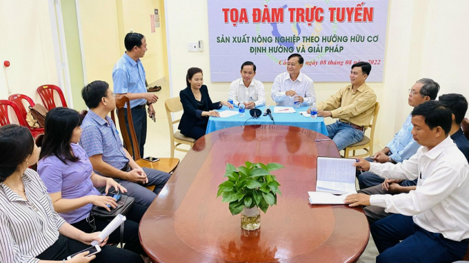 Toạ đàm về định hướng và giải pháp sản xuất nông nghiệp hữu cơ do Sở NN-PTNT TP Cần Thơ phối hợp Báo Nông nghiệp Việt Nam - Khu vực ĐBSCL thực hiện. Ảnh: Lê Hoàng Vũ.