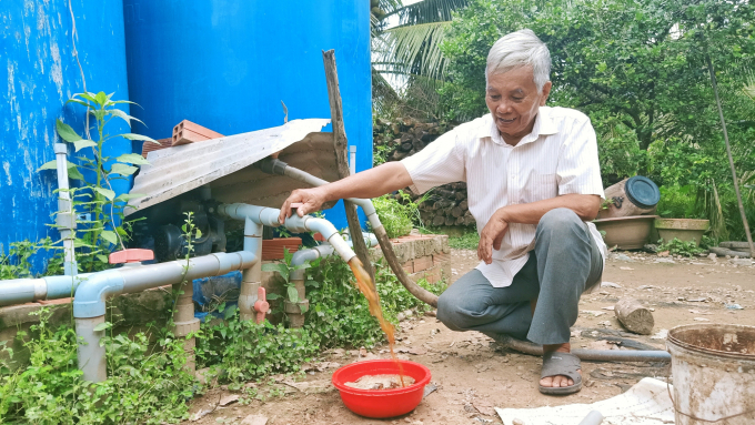 Nước chiết ra từ quá trình ủ cá tra và men vi sinh được dùng để phun cho cây ăn quả, có hiệu quả phòng trừ sâu bệnh rất hiệu quả. Ảnh: Trọng Linh.