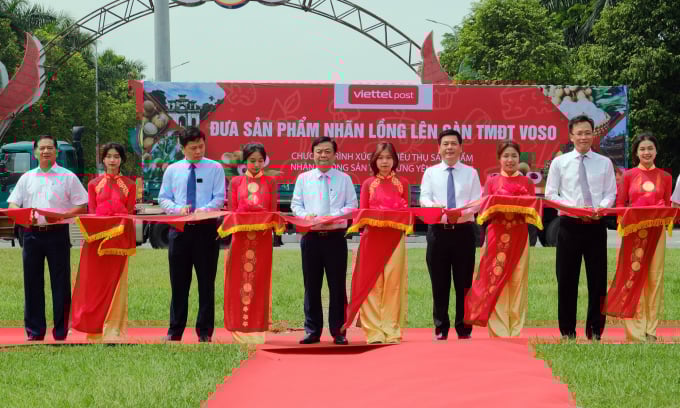 Bộ trưởng Lê Minh Hoan và Bộ trưởng Bộ Công thương Nguyễn Hồng Diên cùng lãnh đạo tỉnh Hưng Yên cắt băng xuất hành 'Đưa nhãn và nông sản Hưng Yên vào hệ thống phân phối' năm 2022. Ảnh: Bảo Thắng.