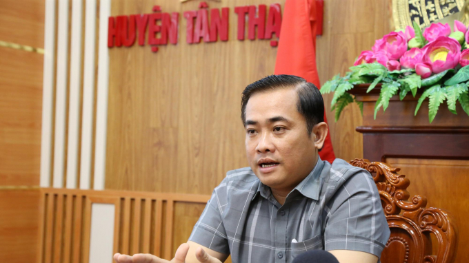Ông Lê Thanh Đông, Chủ tịch UBND huyện Tân Thạnh, tỉnh Long An trao đổi với phóng viên. Ảnh: Minh Phúc.