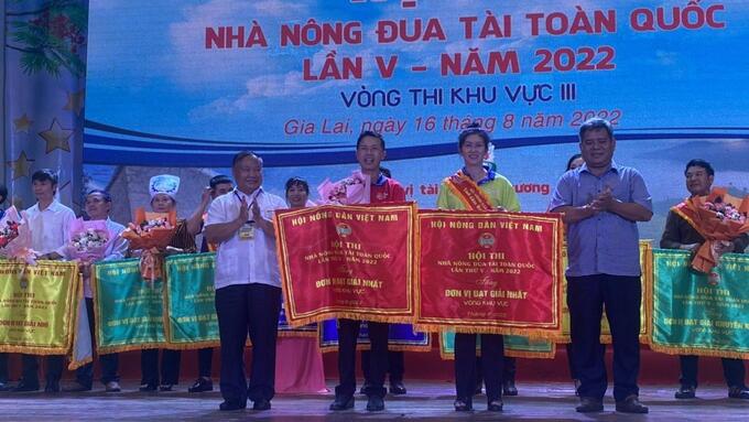Ban tổ chức trao giải Nhất khu vực III cho các đội tham gia Hội thi. 