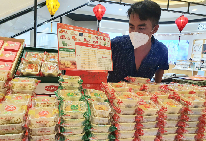Tại các siêu thị hiện đại, trung tâm thương mại, khách sạn cũng được trưng bày giới thiệu nhiều dòng sản phẩm bánh trung thu của các thương hiệu nổi tiếng.