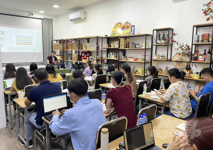 Các học viên biết cách thực hành tính toán, tuân thủ theo quy định ghi nhãn FDA –USDA, sữa lỗi khi ghi nhãn vào thị trường Hoa Kỳ. Ảnh: T Quỳnh.