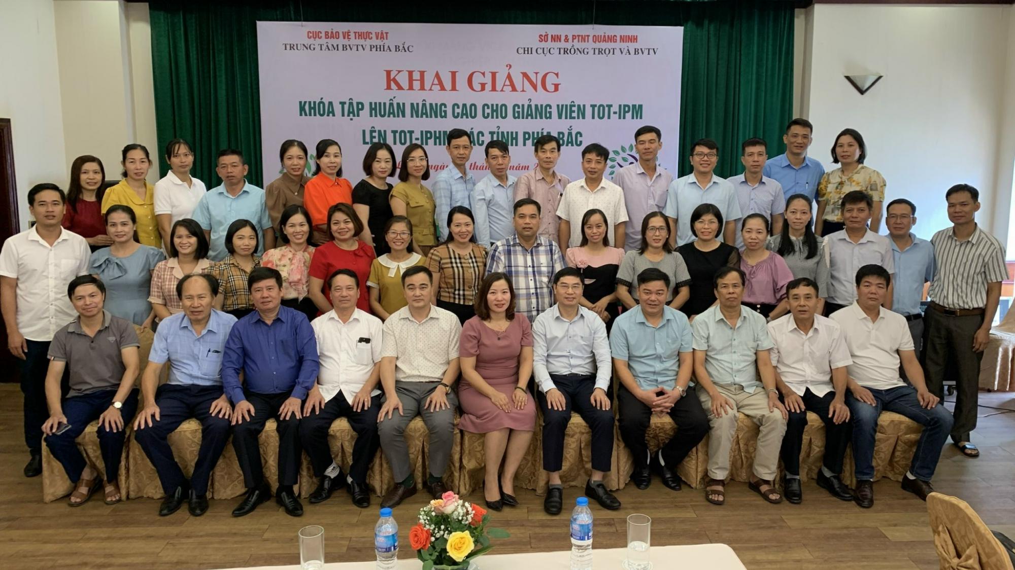 Các học viên và lãnh đạo Cục BVTV tại lễ khai giảng khóa tập huấn. Ảnh: Bùi Phong.