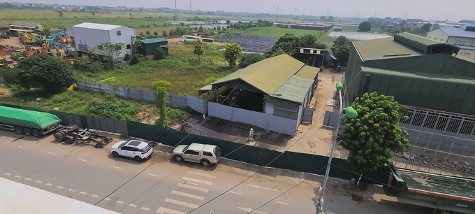 UBND xã Trung Nguyên (Yên Lạc - Vĩnh Phúc) lập hàng rào bằng tôn, rào toàn bộ khu đất của dự án tại phần tiếp giáp với đường giao thông đi vào Cụm công nghiệp Tề Lỗ. Ảnh: PV