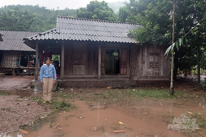 Gạo ăn không đủ, gia đình Xêm mãi quẩn quanh với đói nghèo. Ảnh: Võ Dũng.