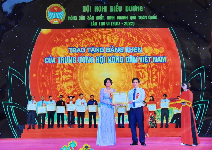 Ngày 13/9/2022, tại Hà Nội, chị Nguyễn Thị Mai đã được BCH Trung ương Hội Nông dân Việt Nam tặng Bằng khen, do đã có thành tích xuất sắc trong Phong trào “Nông dân thi đua sản xuất, kinh doanh giỏi, đoàn kết giúp nhau làm giàu và giảm nghèo bền vững” giai đoạn 2017 - 2022.