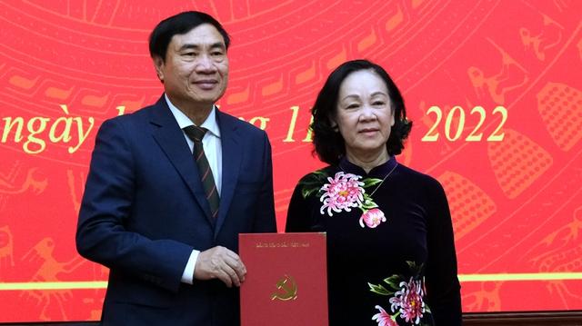 Ủy viên Bộ Chính trị, Bí thư Trung ương Đảng, Trưởng Ban Tổ chức Trung ương Trương Thị Mai trao Quyết định của Bộ Chính trị cho đồng chí Trần Quốc Cường. Ảnh: Báo Điện Biên Phủ.