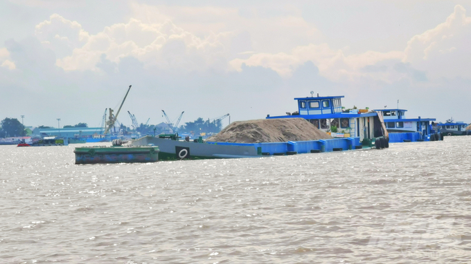 anh-3-145618_20.jpeg Ngành giao thông vận tải đang thực hiện thí điểm sử dụng cát biển làm vật liệu thay thế tại vùng ĐBSCL, trong bối cảnh thiếu nguồn vật liệu cát san lấp. Ảnh: Kim Anh.