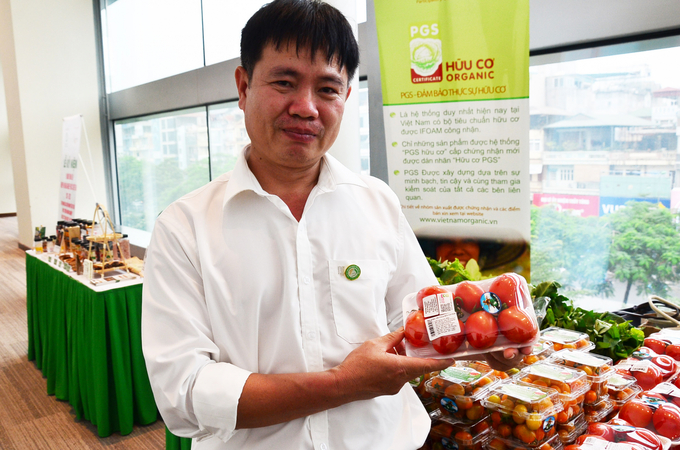 Anh Hoàng Văn Hưng, Giám đốc HTX Dịch vụ Kinh doanh Nông nghiệp hữu cơ Bái Thượng (xã Thanh Xuân, huyện Sóc Sơn, TP Hà Nội)giới thiệu về sản phẩm rau củ hữu cơ của HTX . Ảnh: Dương Đình Tường.