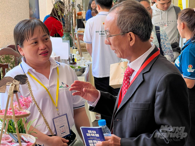 Ông Bùi Phước Hòa - chuyên gia tư vấn Ban dự án HVNCLC- chuẩn hội nhập luôn tìm hiểu thực trạng chuẩn hóa quy trình sx trong các doanh nghiệp - ảnh Khưu Dũng