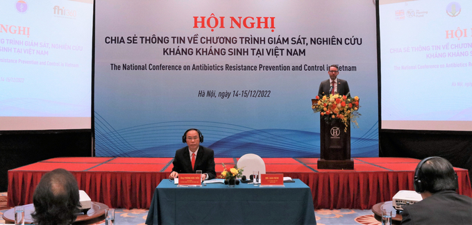 Ông Iain Frew so sánh các thách thức của kháng kháng sinh như một “đại dịch nổ chậm”.