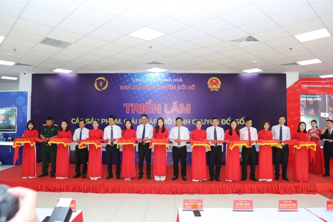 Lãnh đạo Bộ Thông tin & Truyền thông và lãnh đạo tỉnh Thanh Hóa cắt băng khai mạc triển lãm, trải nghiệm, trưng bầy