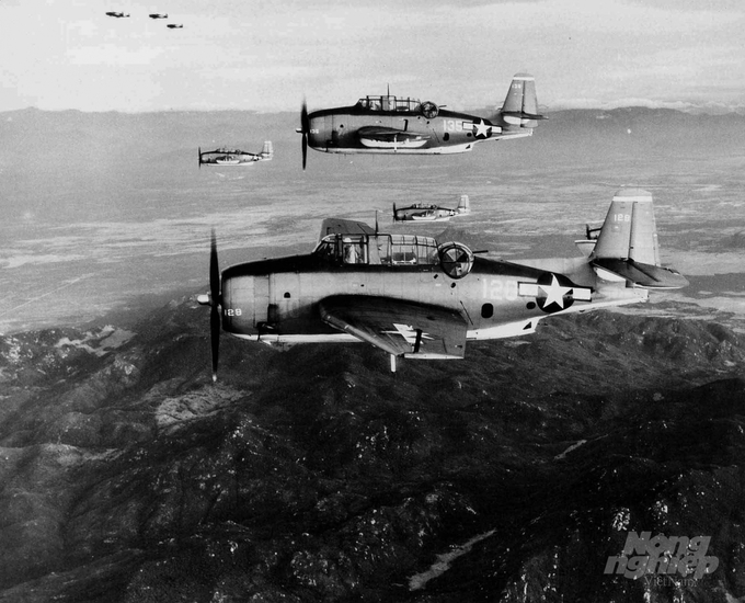 12-1-1945 – những máy bay ném ngư lôi TBM-1C Avengers thuộc Không đoàn 4, tàu sân bay USS Essex trên đường trở về tàu sân bay sau khi ném bom sân bay và tàu chở ngư lôi Nhật Bản ở Sài Gòn. Ảnh: Tư liệu.
