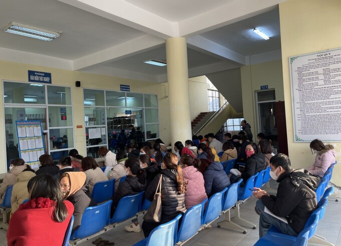 Người lao động nộp hồ sơ đề nghị hưởng trợ cấp thất nghiệp tại Trung tâm Dịch vụ việc làm tỉnh Vĩnh Phúc.