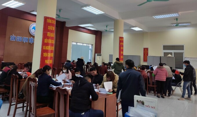 Người lao động đến tìm việc làm tại Trung tâm Dịch vụ việc làm tỉnh Vĩnh Phúc.