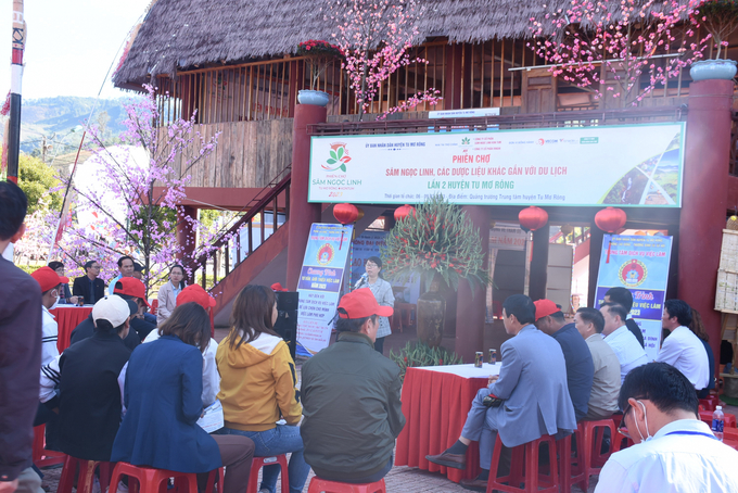 Người lao động nghe các doanh nghiệp tư vấn tại ngày hội việc làm huyện Tu Mơ Rông (Kon Tum). Ảnh: PV.