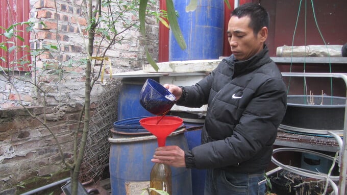 2 – Anh diện chắt bán men tỏi cho các hộ nuôi gà nhỏ lẻ trong làng    